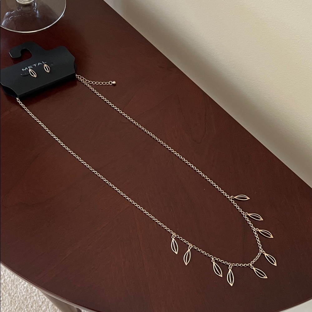 Elegant Goldtone Necklace